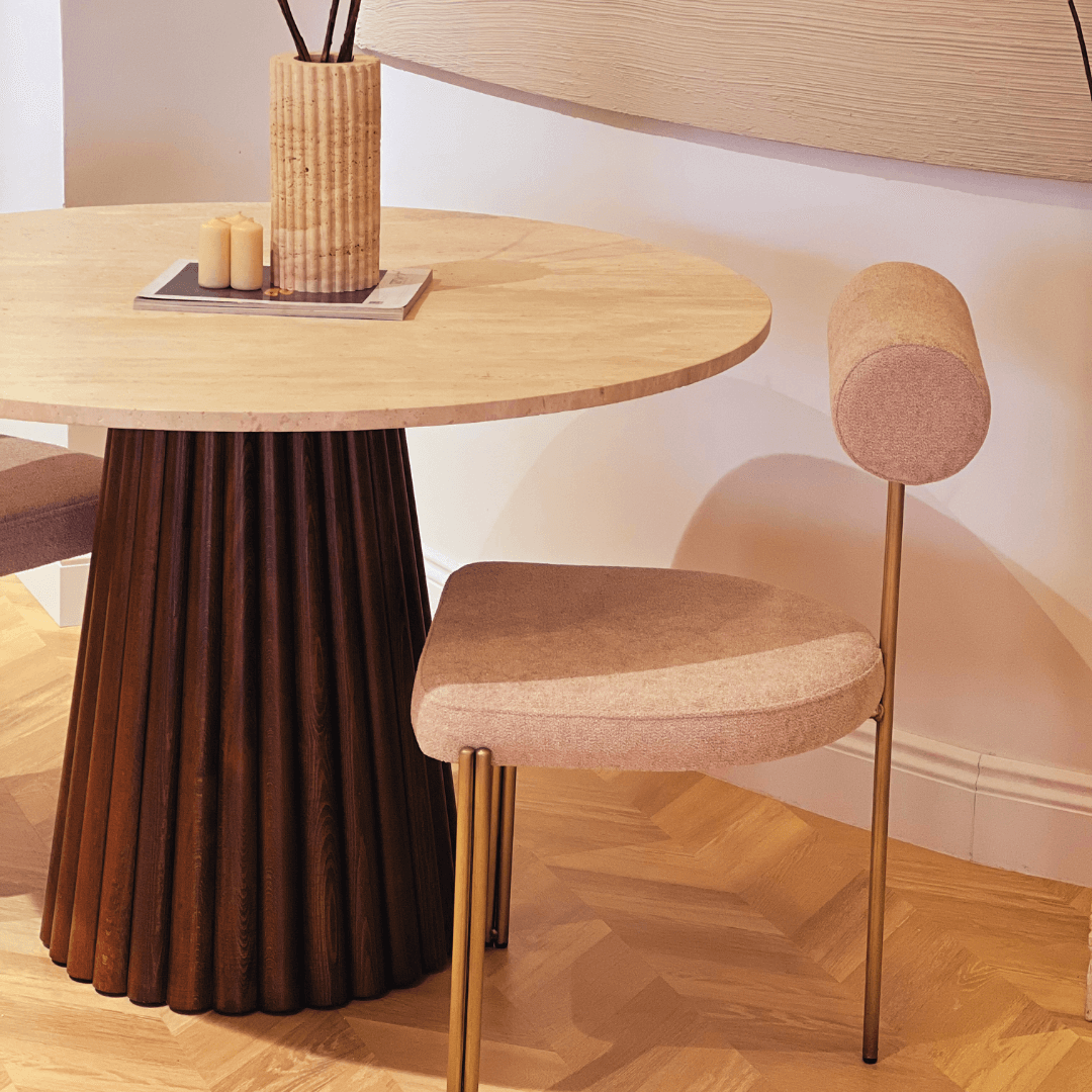 La table de salle à manger ronde en travertin avec pieds en noyer