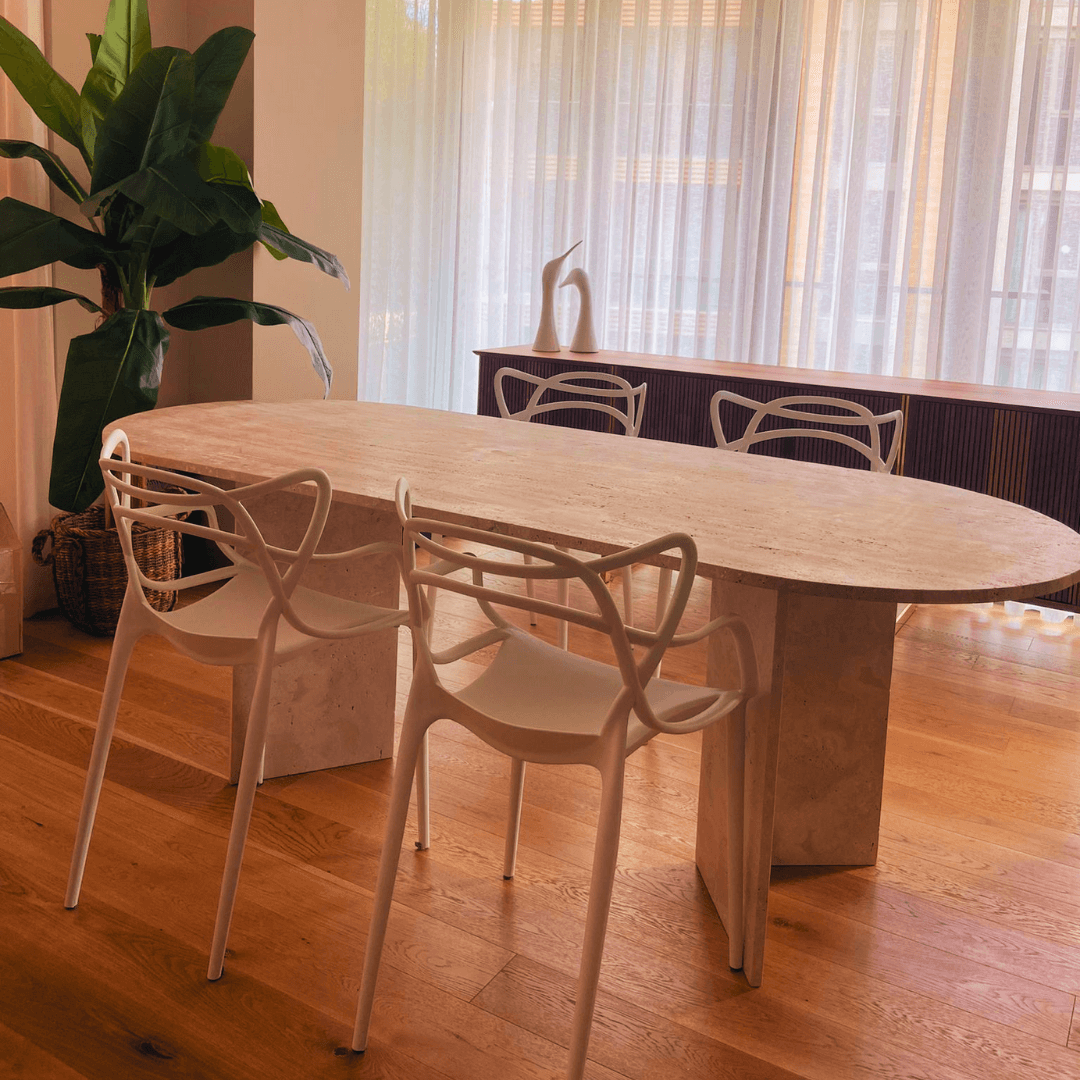 La table à manger en travertin avec pieds en V