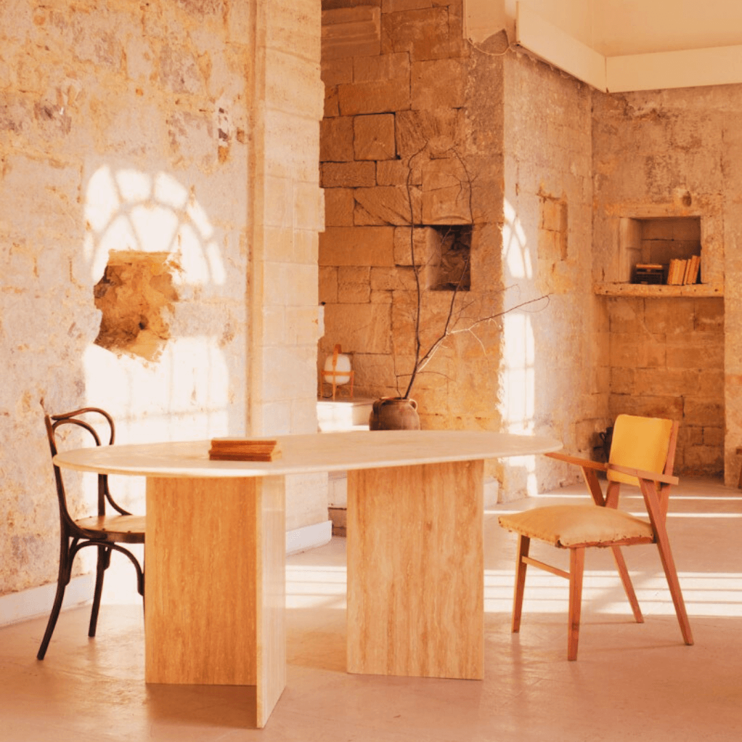 La table à manger en travertin avec pieds en V