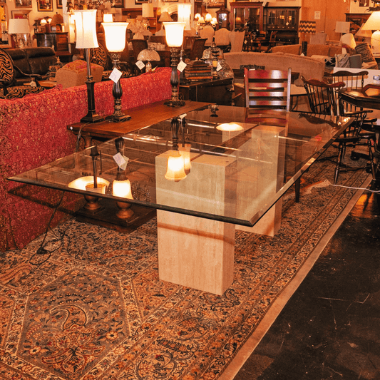 La table à manger en travertin et verre Elegance