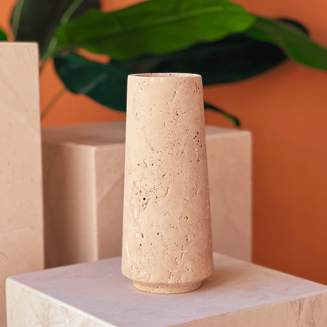 Vase en travertin beige classique