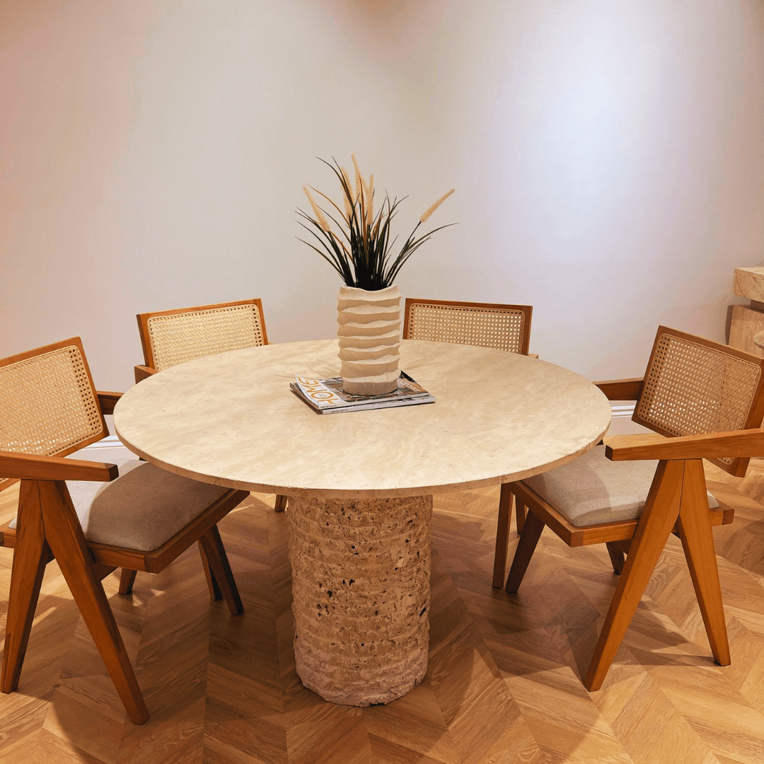 La table à manger ronde rustique en travertin